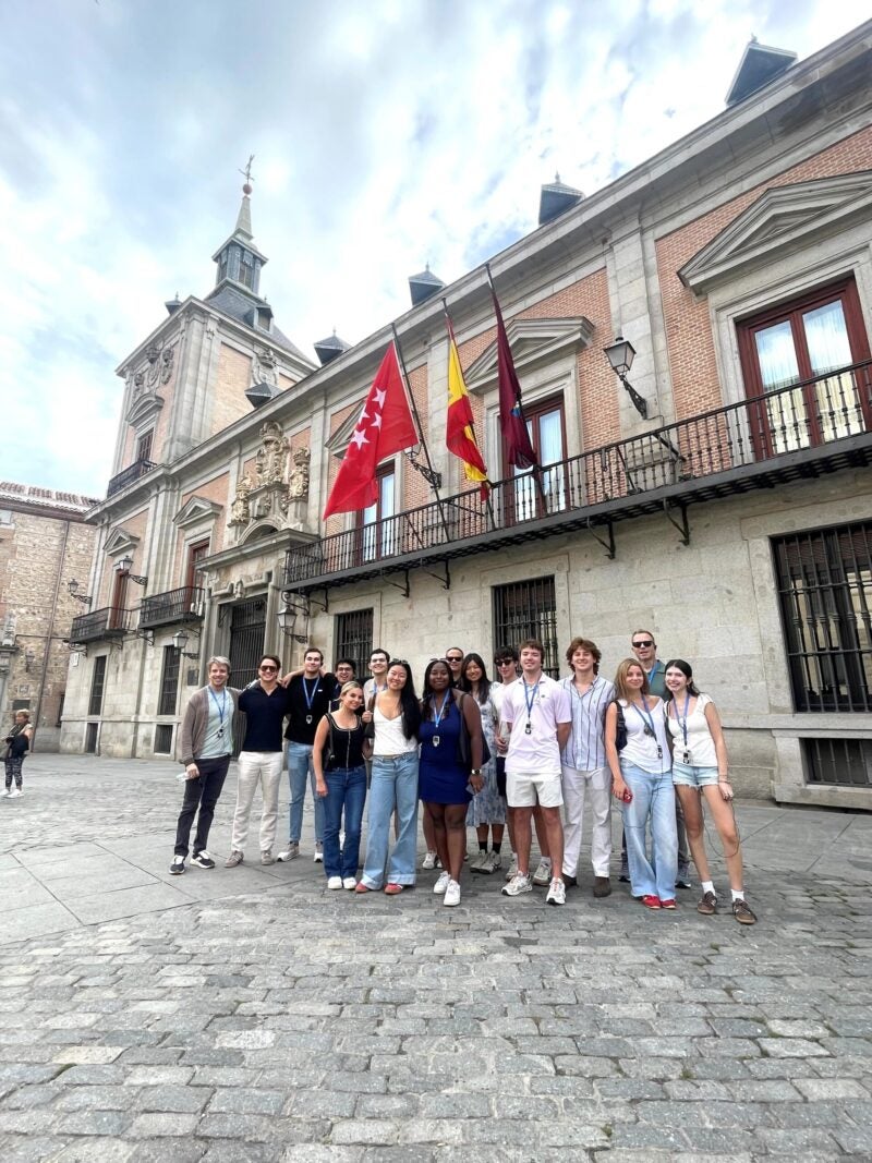 Students in front of Mercado de la Paz